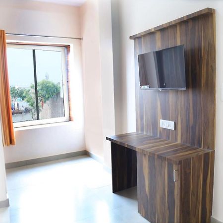 Hotel Keshavam Inn Mathura Bagian luar foto