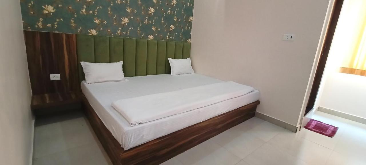 Hotel Keshavam Inn Mathura Bagian luar foto
