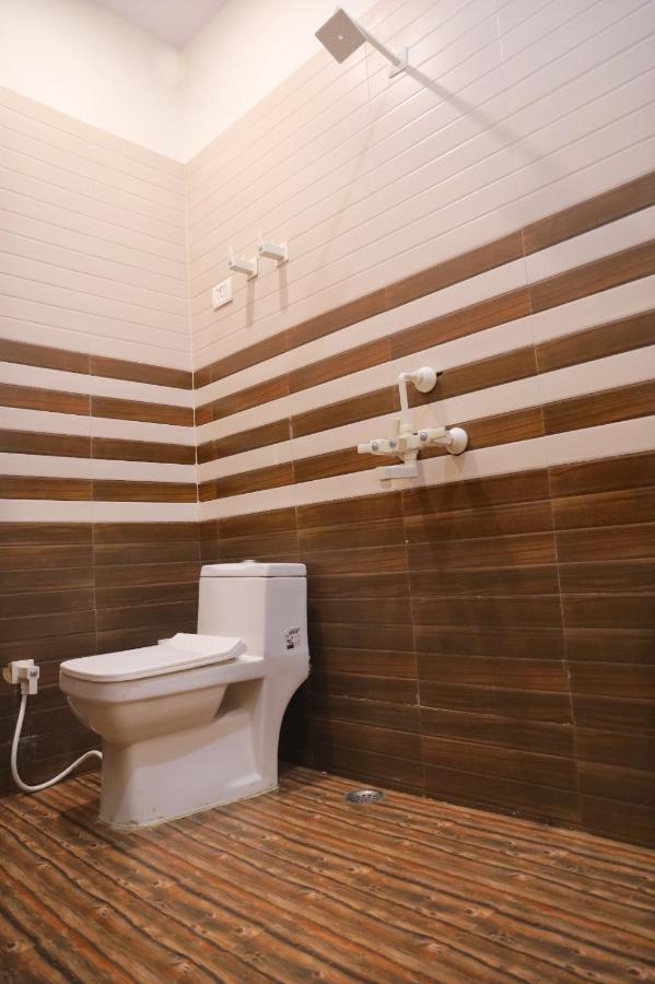Hotel Keshavam Inn Mathura Bagian luar foto