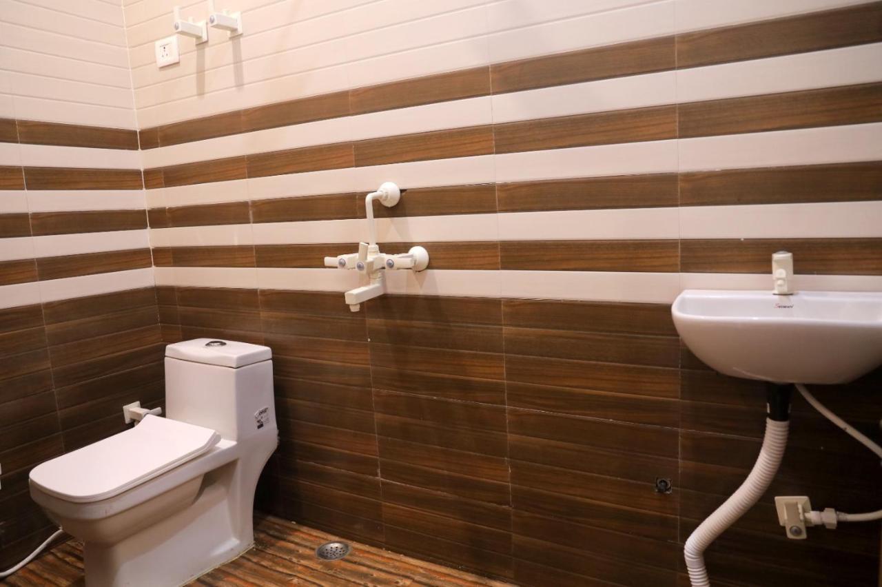 Hotel Keshavam Inn Mathura Bagian luar foto