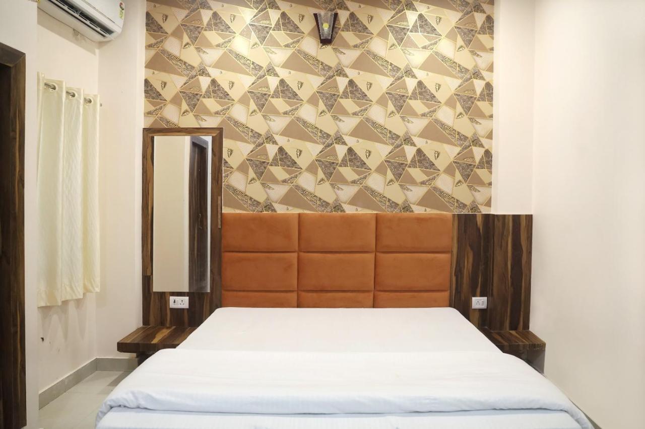 Hotel Keshavam Inn Mathura Bagian luar foto